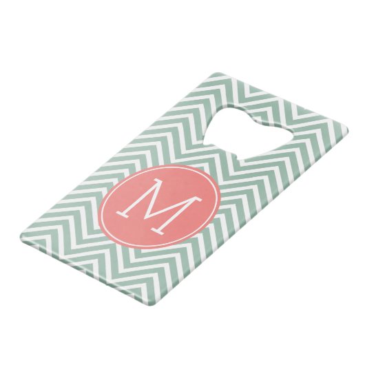 Mint en koraal Chevrons met aangepast monogram Kredietkaart Flessenopener (Voorkant Gekanteld)