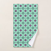 Mint green and purple geometric mandala pattern  bad handdoek (Handdoek)