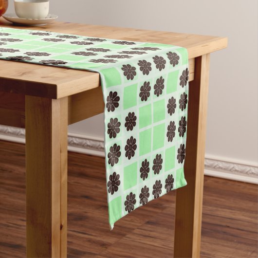 Mint groene crème en chocolade chip quilt patroon korte tafelloper (Voorbeeld)