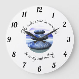 Miracles komen in momenten blauw en wit grote klok