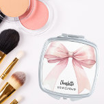 Miroir De Poche Arc rose de Bridesmaid<br><div class="desc">Un arc rose,  un arrière - plan blanc. Personnalisez et ajoutez le nom de votre servante. Script de style manuscrit noir.</div>