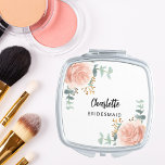 Miroir De Poche Bridesmaid rose or florales eucalyptus vert<br><div class="desc">Décoré de roses d'or rose de couleur eau,  de verdure d'eucalyptus et de sprigs dorés. Personnalisez et ajoutez le nom de votre servante. Script de style manuscrit noir.</div>