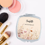 Miroir De Poche Fleur sauvage de Bridesmaid beige rose<br><div class="desc">Arrière - plan beige crème. Décoré de fleurs sauvages dans le beige,  le crème et le rose. Personnalisez et ajoutez le nom de votre servante. Script de style manuscrit noir.</div>