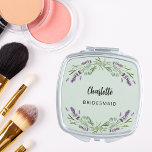Miroir De Poche Lavande de Bridesmaid florins eucalyptus vert saug<br><div class="desc">Un arrière - plan vert sage. Décoré de fleurs de lavande et de verdure d'eucalyptus. Personnalisez et ajoutez le nom de votre servante. Script de style manuscrit noir.</div>