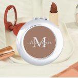 Miroir De Poche Mocha Stylisé Mariage Bridesmaid Monogramme<br><div class="desc">Un miroir compact personnalisé pour votre femme de chambre ou femme d'honneur mariage qui a son nom et son initiale stylisés sur un arrière - plan de couleur mocha tendance. Modifier pour remplacer l'initiale et le nom. Sélectionnez votre style de miroir compact.</div>