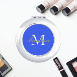 Miroir De Poche Monogramme de la servante royale bleue stylisée Ma<br><div class="desc">Un miroir compact et personnalisé pour votre femme de chambre ou femme d'honneur mariage qui a son nom et son initiale stylisés sur un arrière - plan de couleur bleue royale tendance. Modifier pour remplacer l'initiale et le nom. Sélectionnez votre style de miroir compact.</div>