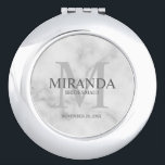 Miroir De Poche Monogramme et nom de la servante d'accueil personn<br><div class="desc">Ajoutez une touche personnelle à votre mariage avec le monogramme et le cadeau de nom personnalisé de la femme de ménage. Ce design présente le nom de la femme de ménage personnalisée avec titre et date mariage en gris et monogramme en gris clair comme arrière - plan, dans le style...</div>