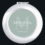 Miroir De Poche Monogramme et nom de la servante d'accueil personn<br><div class="desc">Ajoutez une touche personnelle à votre mariage avec le monogramme et le cadeau de nom personnalisé de la femme de ménage. Ce design présente le nom personnalisé de la demoiselle d'honneur avec titre et date mariage en blanc et monogramme en vert sauge comme arrière - plan, en style de police...</div>