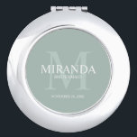 Miroir De Poche Monogramme et nom de la servante d'accueil personn<br><div class="desc">Ajoutez une touche personnelle à votre mariage avec le monogramme et le cadeau de nom personnalisé de la femme de ménage. Ce design présente le nom personnalisé de la demoiselle d'honneur avec titre et date mariage en blanc et monogramme en vert sauge comme arrière - plan, en style de police...</div>