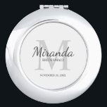 Miroir De Poche Monogramme et nom de la servante d'accueil personn<br><div class="desc">Cadeaux Bridesmaids personnalisées avec le nom de la femme d'honneur personnalisée en gris style de police de script classique et monogramme en gris clair style de police serif classique en arrière - plan avec titre et date de mariage en gris style de police serif classique sur arrière - plan blanc....</div>