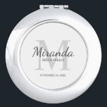 Miroir De Poche Monogramme et nom de la servante d'accueil personn<br><div class="desc">Cadeaux Bridesmaids personnalisées avec le nom de la femme d'honneur personnalisée en gris style de police de script classique et monogramme en gris clair style de police serif classique en arrière - plan avec titre et date de mariage en gris style de police serif classique sur arrière - plan blanc....</div>