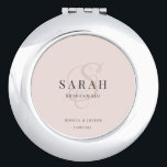 Miroir De Poche Monogramme rose Personnalisé Bridesmaid Don<br><div class="desc">Ce mignon miroir cadeau de demoiselle d'honneur personnalisée comprend le nom de la demoiselle d'honneur personnalisée, le monogramme de calligraphie de couleur rose pâle, le nom de la mariée et du marié (ou tout texte personnalisé), et la date du mariage. Vous pouvez changer facilement les couleurs de l'arrière - plan...</div>