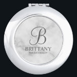 Miroir De Poche Nom et monogramme de la servante d'accueil personn<br><div class="desc">Elégant cadeau de femme de chambre personnalisée avec monogramme personnalisé en gris élégant style de police de script avec nom et titre de femme de chambre de maître dans le style de police serif classique sur arrière - plan de marbre blanc. Aussi parfait pour femme de ménage d'honneur, fille de...</div>