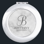 Miroir De Poche Nom et monogramme de la servante d'accueil personn<br><div class="desc">Elégant cadeau de femme de chambre personnalisée avec monogramme personnalisé en gris élégant style de police de script avec nom et titre de femme de chambre de maître dans le style de police serif classique sur arrière - plan de marbre blanc. Aussi parfait pour femme de ménage d'honneur, fille de...</div>
