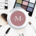 Miroir De Poche Rose Dusty Stylisé Mariage Bridesmaid Monogramme<br><div class="desc">Un miroir compact et personnalisé pour votre femme de chambre ou femme d'honneur mariage qui a son nom et son initiale stylisés sur un arrière - plan de couleur rose poussiéreux et tendance. Modifier pour remplacer l'initiale et le nom. Sélectionnez votre style de miroir compact.</div>