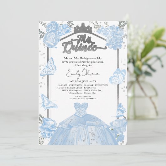 Mis Quince Invitation Bilingue Dusty Blue robe (Debout devant)