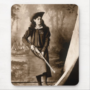 Miss Annie Oakley met Pistool,  fotoportret Muismat