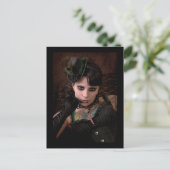 Miss Peacock - Carte postale (Debout devant)