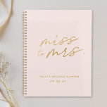 Miss rose à Mme Mariage nuptiale personnalisée<br><div class="desc">Carnet de wedding planner conçu sur mesure avec la calligraphie moderne "Miss. à Mme" sur arrière - plan rose vif.</div>