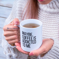 Misschien is Koffie verslaafd aan me Citaat Mok