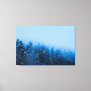 Mist boven sneeuw bedekt bos bij het Bohinj meer, Canvas Afdruk