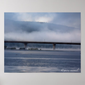 Mist die op de brug zit in de Adirondacks Poster
