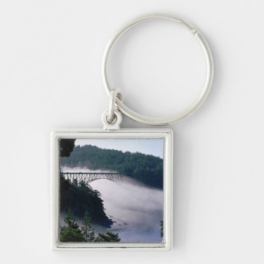 Mist drijft onder de Deception Pass-brug bij Sleutelhanger (Voorkant)
