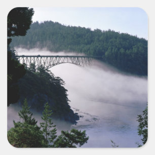 Mist drijft onder de Deception Pass-brug bij Vierkante Sticker