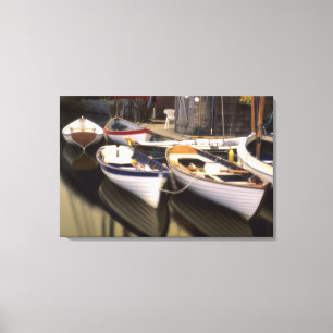 Mist omringt vier aangemeerde boten. canvas afdruk
