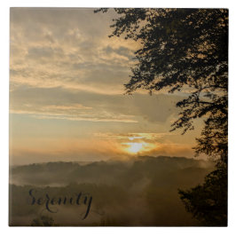 Mistachtige zonsopkomst boven de vallei tegeltje