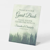 Mistige groene dennenbomen onderteken ons gastenbo