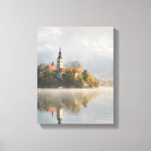 Mistige zonsopgang Lake Bled verticaal canvas