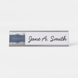 Misty Alaskan Zee in de schaduw van Blue Bureau Naambordje