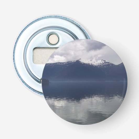 Misty Alaskan Zee in de schaduw van Blue Button Flesopener (Voorkant)