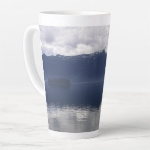 Misty Alaskan Zee in de schaduw van Blue Latte Mok