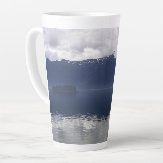 Misty Alaskan Zee in de schaduw van Blue Latte Mok (Linkerhoek)