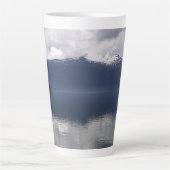 Misty Alaskan Zee in de schaduw van Blue Latte Mok (Voorkant)