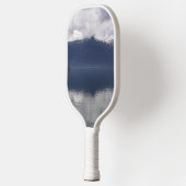 Misty Alaskan Zee in de schaduw van Blue Pickleball Paddle (Links)