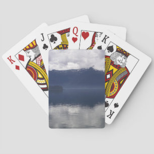 Misty Alaskan Zee in de schaduw van Blue Pokerkaarten
