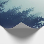 Misty fog in het dennenbos op berghellingen. Kleur Cadeaupapier (Hoek)