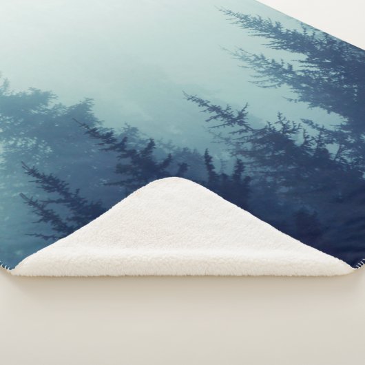 Misty fog in het dennenbos op berghellingen. Kleur Sherpa Deken (3/4)