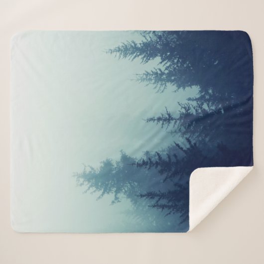 Misty fog in het dennenbos op berghellingen. Kleur Sherpa Deken (Voorkant (horizontaal))