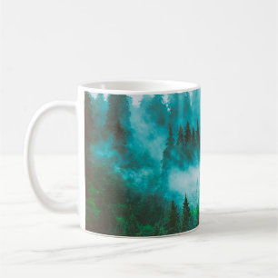 Misty foggy berglandschap met bos en vezel koffiemok