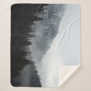 Misty Mountain Forest: Schilderachtig landschap Ui Sherpa Deken