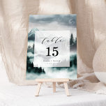 Misty Mountain Pine Forest Mariage Numéro de table<br><div class="desc">Ce design élégant met en valeur un paysage montagneux maussade, avec des forêts de pins brumeuses et un brouillard doux, créant une atmosphère de mystère et de romantisme. Idéal pour les couples amoureux de la nature, il allie charme rustique et design élégant. Les tons cool et les paysages captivants évoquent...</div>