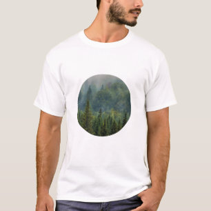 Misty pine trees forest landschap t-shirt