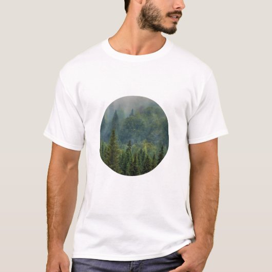 Misty pine trees forest landschap t-shirt (Voorkant)