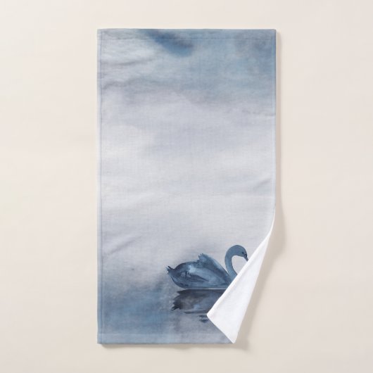Misty Reflections | Moody Dusty Blue Swan op Lake Bad Handdoek (Handdoek)