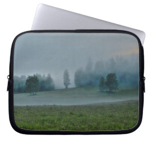Misty Trees en Meadows 2 Natuur Fotografie Laptop Sleeve