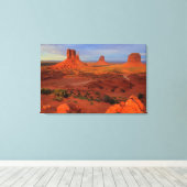 Mittens, monument valley, AZ Canvas Afdruk (Insitu (Houten vloer))